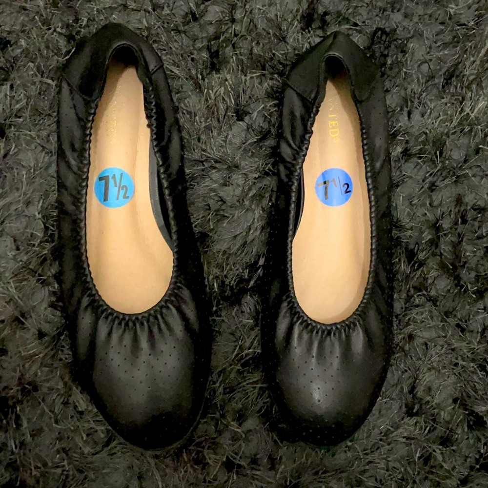 Black flats with supportive cushioning. Size 7.5. New.